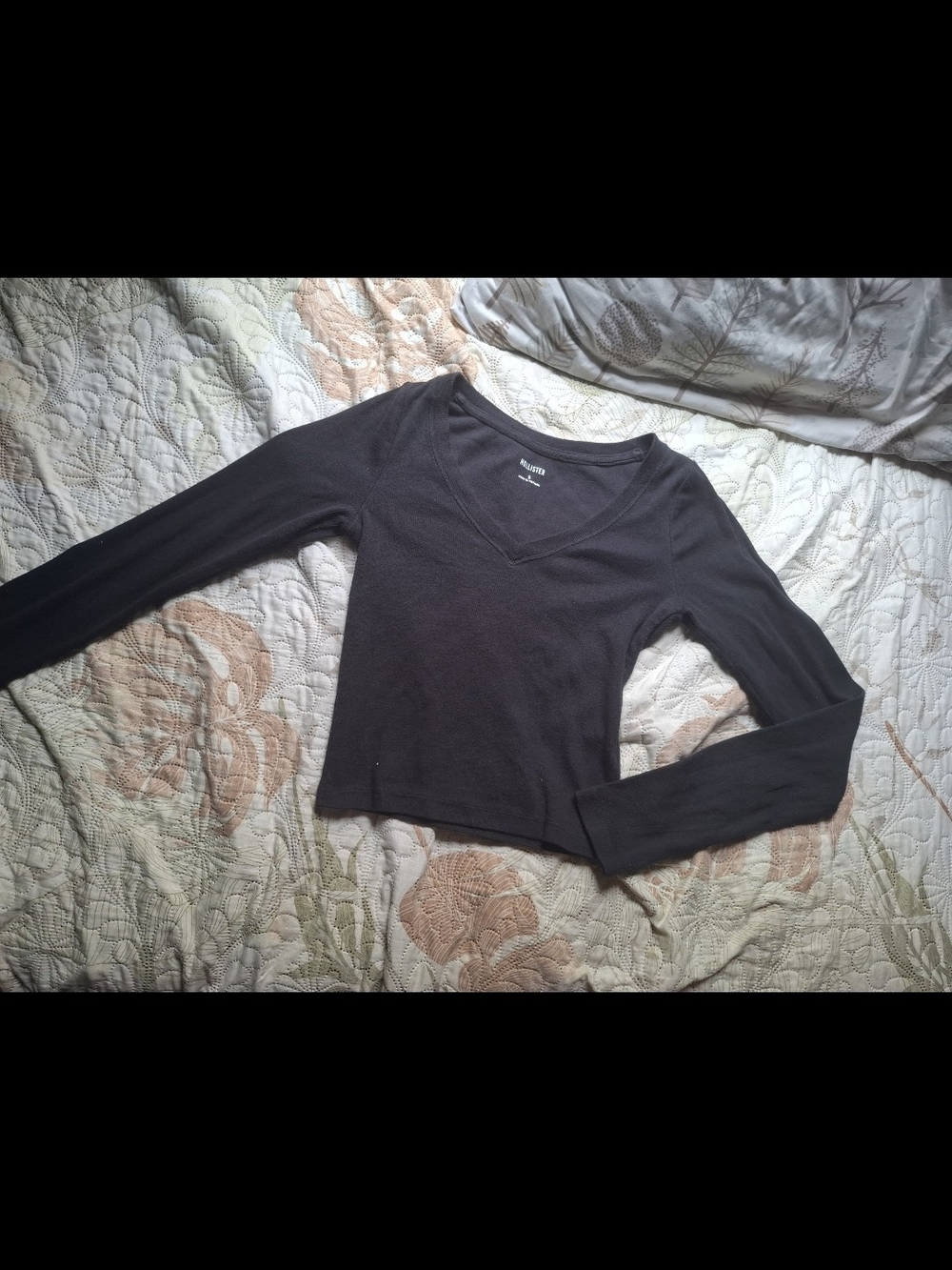Urban Outfitters Black V‑Neck Long Sleeve Crop Top